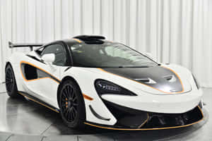 白色McLaren跑車，帶有黑色和橙色細節，在工作室中展示。 — MacBook Air 13 壁紙