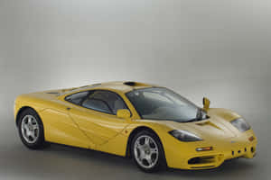 工作室環境中的黃色McLaren F1超級跑車 — Surface Pro 壁紙