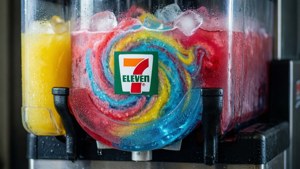 7-Eleven 思樂冰機器正在輸出帶有冰塊的彩色冰凍飲料。