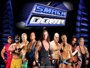 WWE摔角手在SmackDown標誌下擺姿勢，帶有藍色舞台燈光。