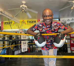 男子在Tiger Boxing Gym的拳擊擂台上微笑 — 拳擊 壁紙