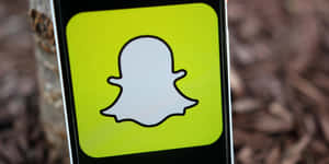 戶外手持智能手機上的Snapchat應用程式圖標。