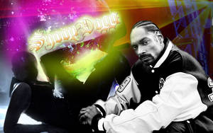 Snoop Dogg 身穿Varsity外套，在霓虹抽象背景前。