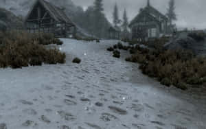 積雪的山徑上，腳印通往森林中的古樸小屋。 — 1280x800 壁紙