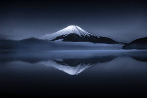 富士山倒影在霧氣瀰漫的湖面上（夜晚）