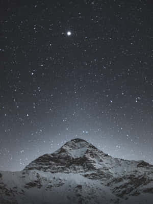 在繁星點點的夜空下，有明亮天體的白雪山峰。 — iPad Pro 13 壁紙