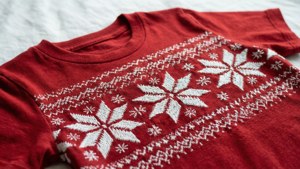 帶有白色雪花刺繡圖案的紅色T恤。