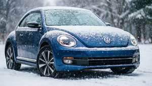 一輛藍色福士甲蟲車停在雪中，周圍有雪飄落的森林