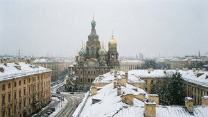 白雪覆蓋的屋頂，背景是滴血救世主教堂