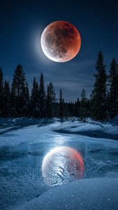 血月映照在結冰的河流中，周圍是白雪覆蓋的樹木，星空下