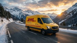 黃色DHL貨車在雪山道路上行駛，日落時分