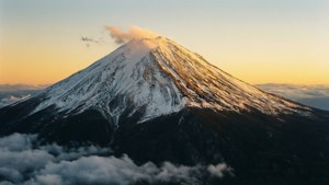 日出時雲海上的白雪覆蓋富士山