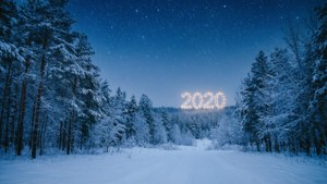 雪地森林小徑，發光的2020燈光，星空下