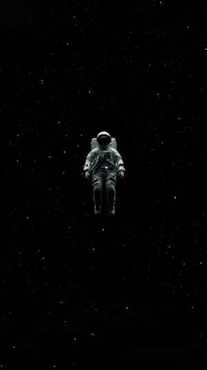 太空人在太空中漂浮，被星星包圍