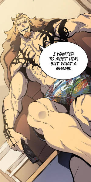 肌肉發達的動漫男人有紋身，躺在沙發上拿著遙控器