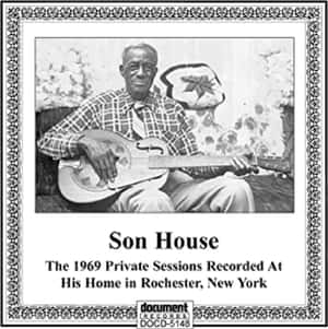 Son House 手持共鳴結他的裱框照片，下方有專輯文字。