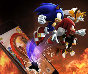 Sonic Tails 和 Knuckles 從破裂的電話屏幕跳入一個火熱的遊戲場景。 — 超音鼠 壁紙