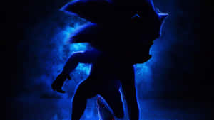 Sonic the Hedgehog 在黑暗背景中散發藍色能量光環。