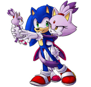 Sonic the Hedgehog 在卡通插圖中擁抱兩個紫色狐狸角色。 — 超音鼠 壁紙