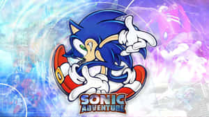 Sonic the Hedgehog 以奔跑姿勢呈現，帶有能量效果和遊戲標題文字。 — 超音鼠 壁紙
