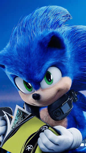 Sonic the Hedgehog 用專注嘅眼神揸住一個黃色同黑色嘅物體。 — 超音鼠 壁紙