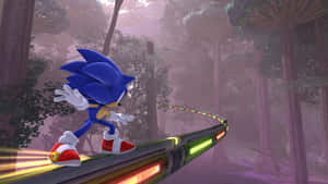 Sonic the Hedgehog 在發光的賽道上穿越迷霧森林。 — 超音鼠 壁紙