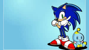 Sonic the Hedgehog 交叉雙臂，站在一隻藍色小生物旁邊，背景是藍色。 — 超音鼠 壁紙