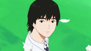 動漫男孩穿白襯衫黑髮，綠色背景有漂浮羽毛。