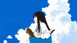 穿著校服的動漫女孩在藍天白雲前抱著一隻貓。