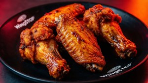 黑色Wingstop碟上的脆皮蜜糖雞翼。