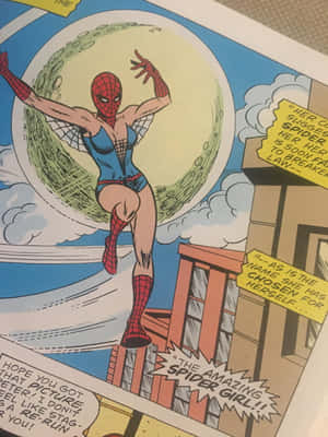 Spider Girl 身穿藍紅戰衣，在滿月下跳越城市建築。
