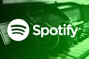 帶有耳機和鋼琴鍵的綠色色調Spotify標誌。