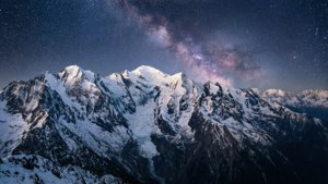 星空下的積雪山脈，銀河可見