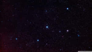 星空夜空，角落有微弱的紅色星雲光芒。