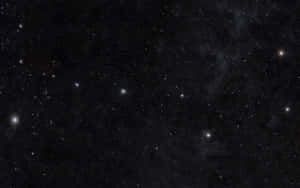繁星點點的夜空，在深空中閃爍的星星和微弱的星雲。