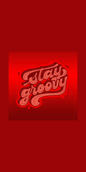 紅色背景，帶有發光「Stay Groovy」文字，復古霓虹風格。