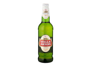 Stella Artois 啤酒瓶，綠色玻璃，紅金標籤，白色背景