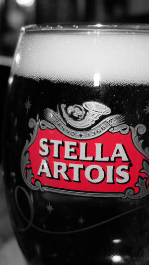 帶有泡沫頭和紅色標誌的Stella Artois啤酒杯。