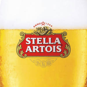 Stella Artois 啤酒杯，帶有金色液體和白色泡沫。