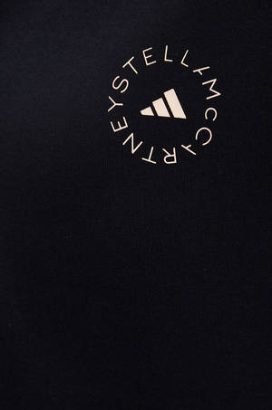 帶有奶油色 Stella McCartney Adidas 標誌的黑色布料