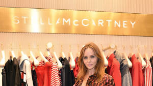 在 Stella McCartney 服裝店身穿豹紋上衣的女性。