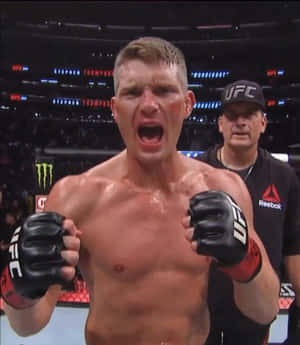 MMA拳手在八角籠中與裁判附近慶祝勝利。