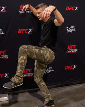 UFC戰士在拉斯維加斯活動中穿著迷彩褲擺姿勢。