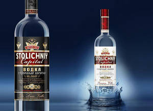 兩瓶Stolichniy Capital伏特加酒，一瓶靜止，另一瓶在深藍色漸變背景的水中濺起水花。