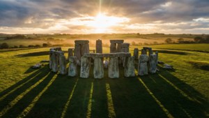 巨石陣 古代石圈 日出 長影子 草地