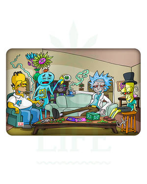 荷馬·辛普森和瑞克·桑切斯與外星朋友在一個雜亂的客廳中。