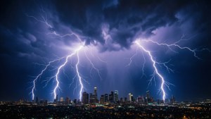 兩道明亮的閃電照亮了黑暗暴風雨天空下的城市天際線。