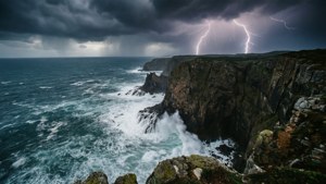暴風雨的海浪衝擊懸崖，閃電在黑暗的天空中閃爍。