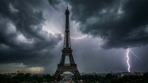 暴風雨中的艾菲爾鐵塔，天空閃電閃爍