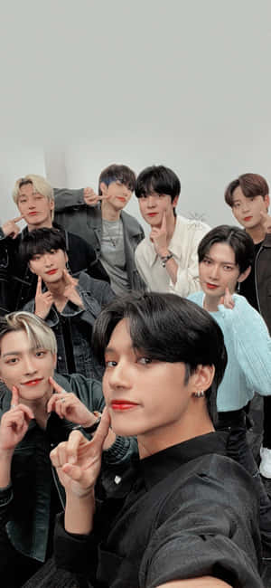 K-pop 團體在工作室中以紅唇和時尚髮型自拍
